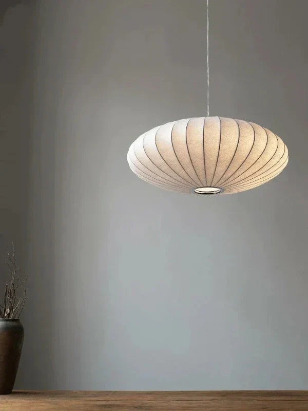 SérénitéSatin – Lampe à suspension en soie avec couronne